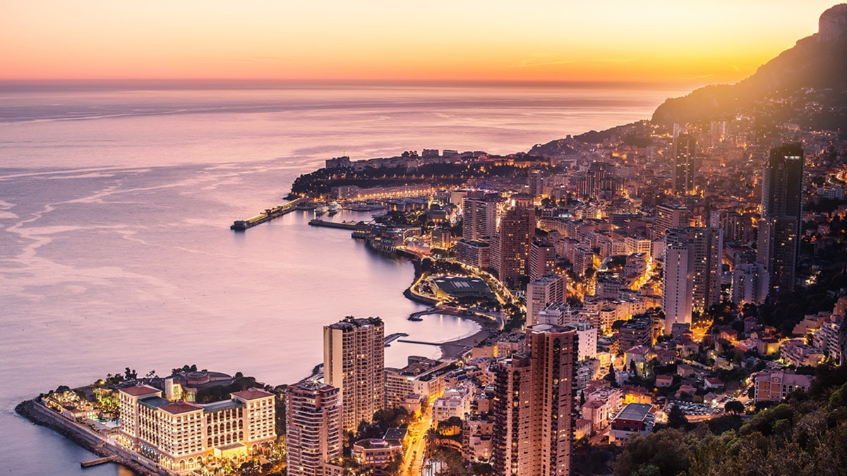 Monaco è il cuore della Costa Azzurra, lusso, velocità, bellezza, Ferrari e Lamborghini nelle strade, casinò. Noleggia una Ferrari, Porsche, Lamborghini o Rolls e goditi la vita dietro il volante di una supercar con TOP CAR MONACO!